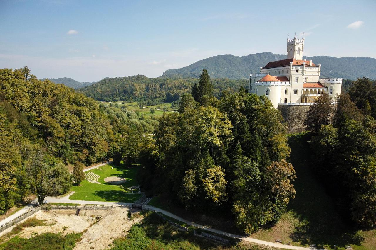 Pogled iz zraka na ispražnjeno Trakošćansko jezero