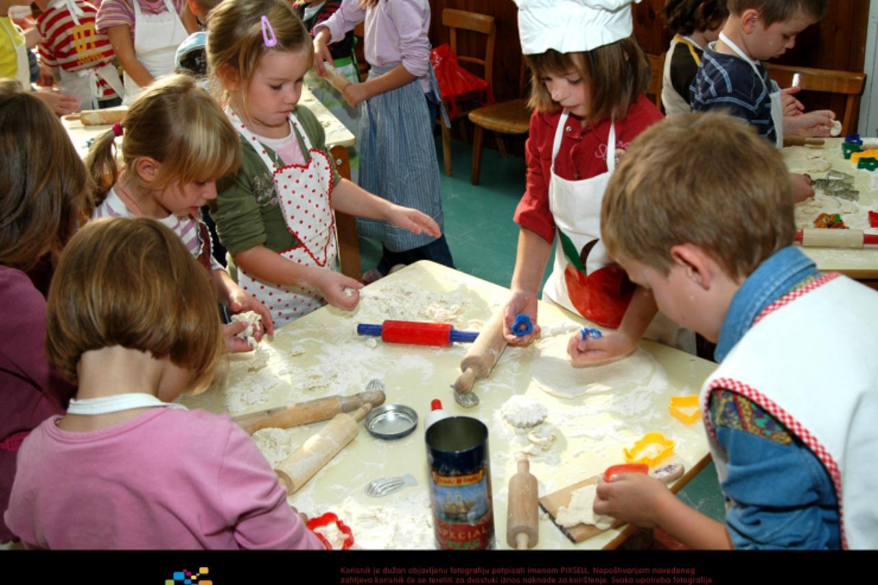 '14.10.2008., Karlovac - Obiljezavanje Dana kruha u vrticu Svarca.I najmladji su sa svojim tetama pripremali  peciva raznih oblika. Photo Danko Fajt/Vecernji list'