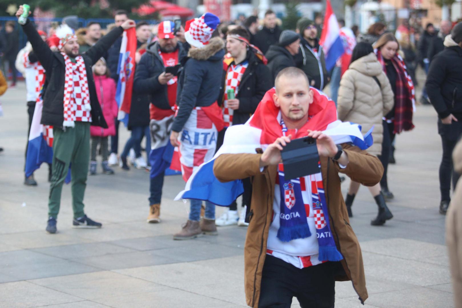 18.12.2022., Zagreb - Okupljanje vatrenih navijaca prije svecanog doceka hrvatskih reprezentativaca. Photo: Lovro Domitrovic/PIXSELL