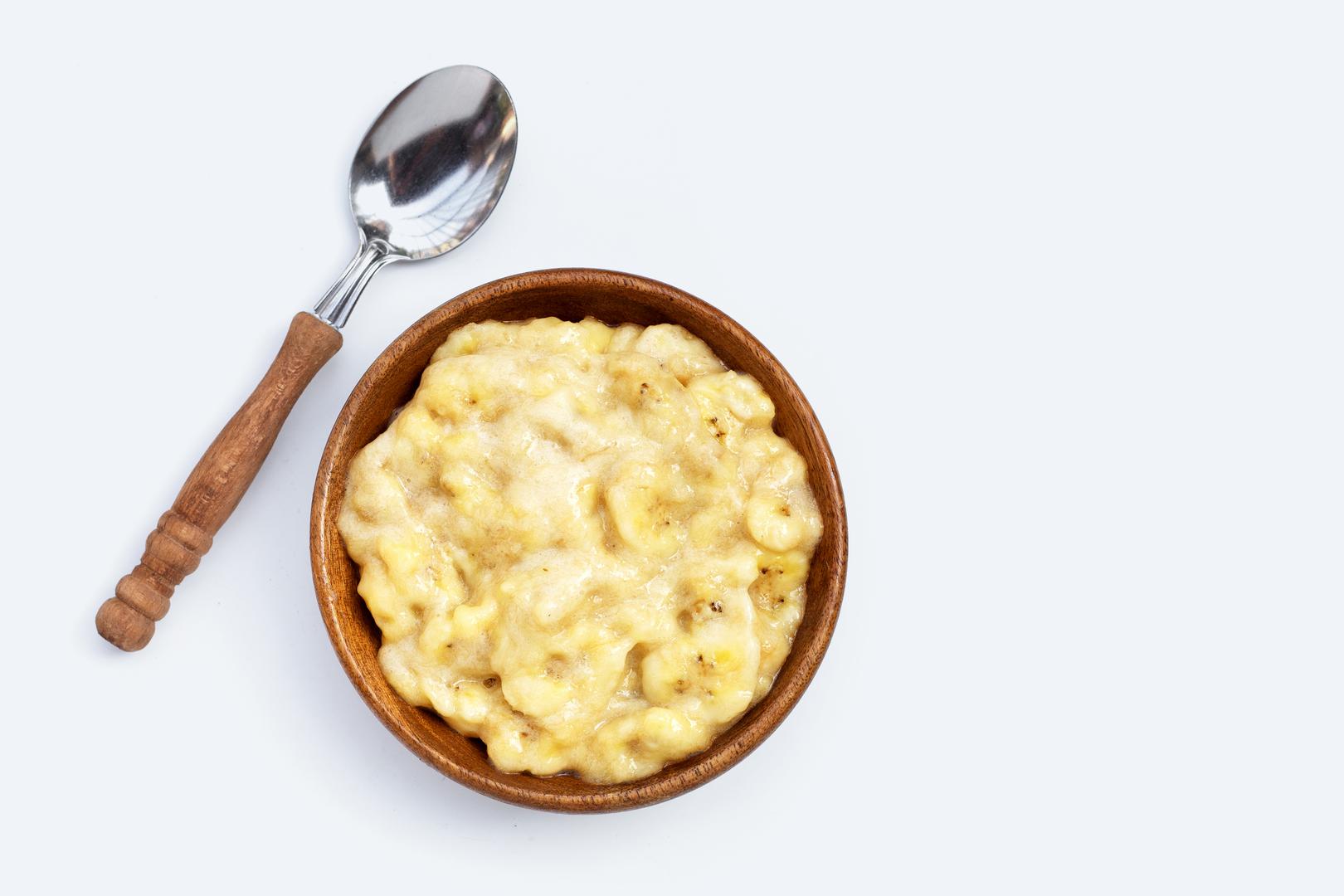 Pasirana banana: Zgnječena banana dat će okus i slatkoću svakom receptu. Ova zamjena za jaja neće pomoći vašim pečenim proizvodima da se dignu, ali će im dati puno vlage. 1/4 šalice zgnječene banane = 1 jaje