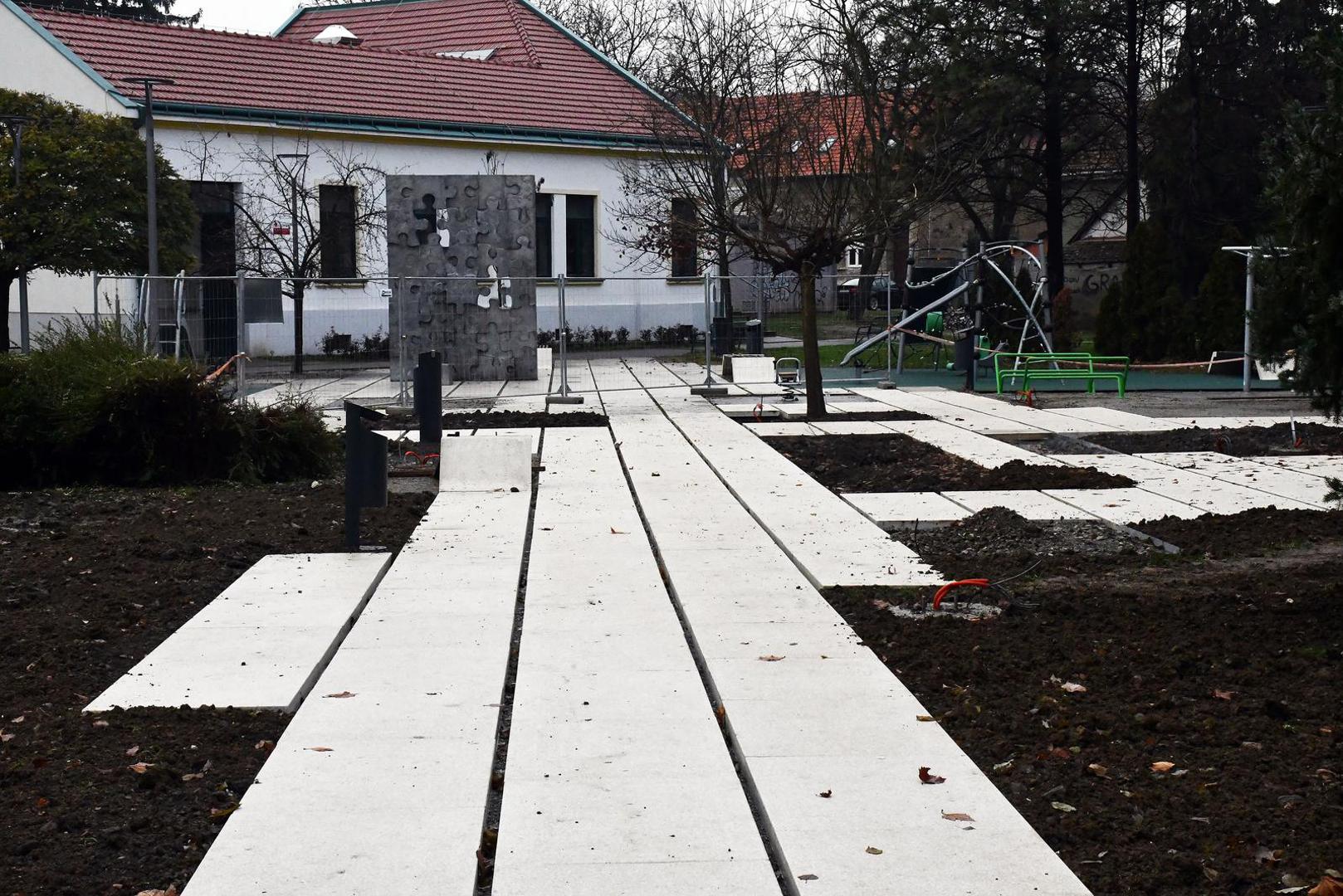 26.11.2021., Slavonski Brod -  ​U tijeku su r​adovi ​na ​izgradnji​ memorijalnog parka uz spomenik stradaloj djeci u Domovinskom ratu.