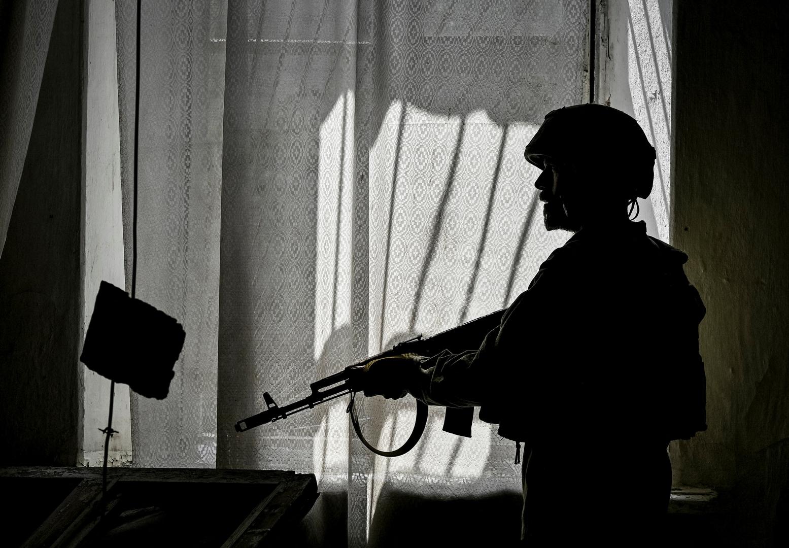 A Ukrainian serviceman patrols an area heavily damaged by Russian military strikes, amid Russia's attack on Ukraine, in the town of Orikhiv in Zaporizhzhia region, Ukraine May 20, 2024. REUTERS/Stringer Photo: Stringer/REUTERS