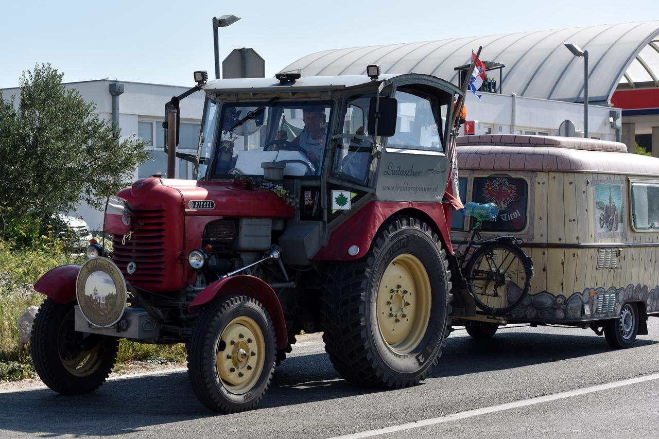 Putuje traktorom po Europi