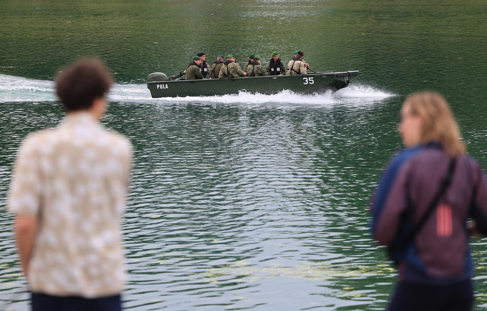 Vrhunac proslave bit će u poslijepodnevnim satima jer od 17 sati počinju atraktivne vojne vježbe prikaza sposobnosti Hrvatske vojske, a u 18 sati nebom iznad Jaruna preletjet će višenamjenski borbeni avioni Rafale.
