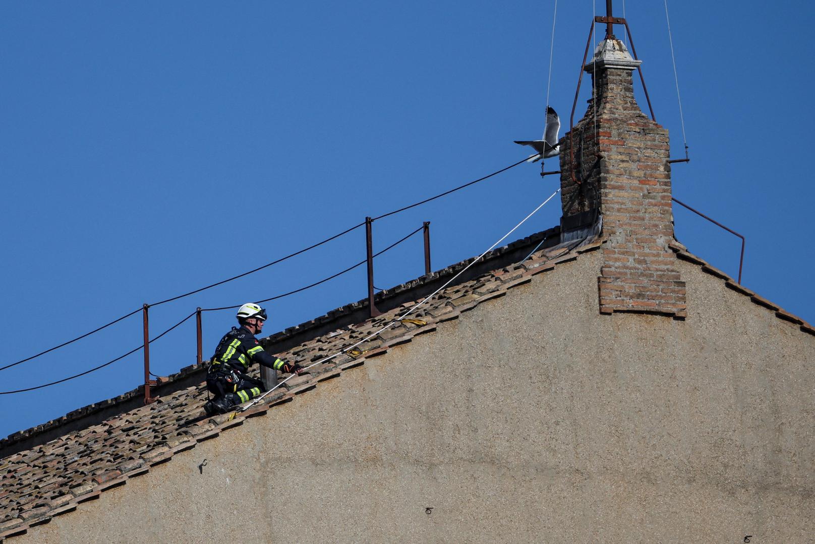 U slučaju uspješnog izbora, mješavina kalijevog klorata, laktoze i kloroforme smole stvara bijeli dim, najavljujući svijetu novog papu.