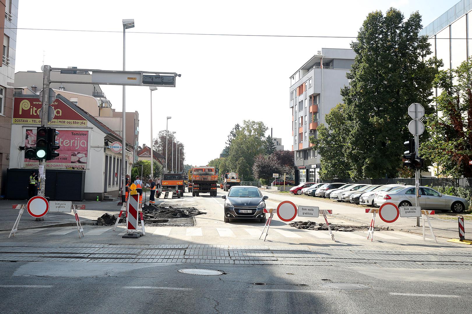 27.9.2021., Zagreb - Zbog puknute vodovodne cijevi u Selskoj ulici poplavljen je dio gradske cetvrti Tresnjevka sjever. Cijev je pukla ispred kucnog broja 173 u Selskoj ulici, gdje je nastala velika i duboka rupa. Podrumi, garaze i neka kucanstva u Selskoj i okolnim ulicama su poplavljena. Trenutno se sanira ostecenje vodovodne cijevi, pa je promet tim djelom Selske ulice zatvoren. Popisivaci bi kroz nekoliko dana trebali izaci na teren kako bi ustvrdili stetu na poplavljenim objektima. Photo: Goran Stanzl/PIXSELL