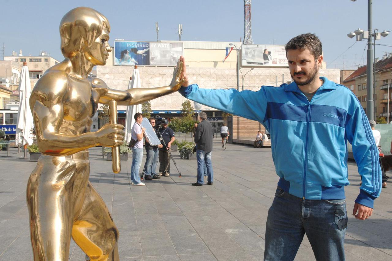 ARHIVA - 2009. Zagreb: Nino Raspudi? na otkrivanju spomenika Bruce Leeja na Kvaternikovom trgu