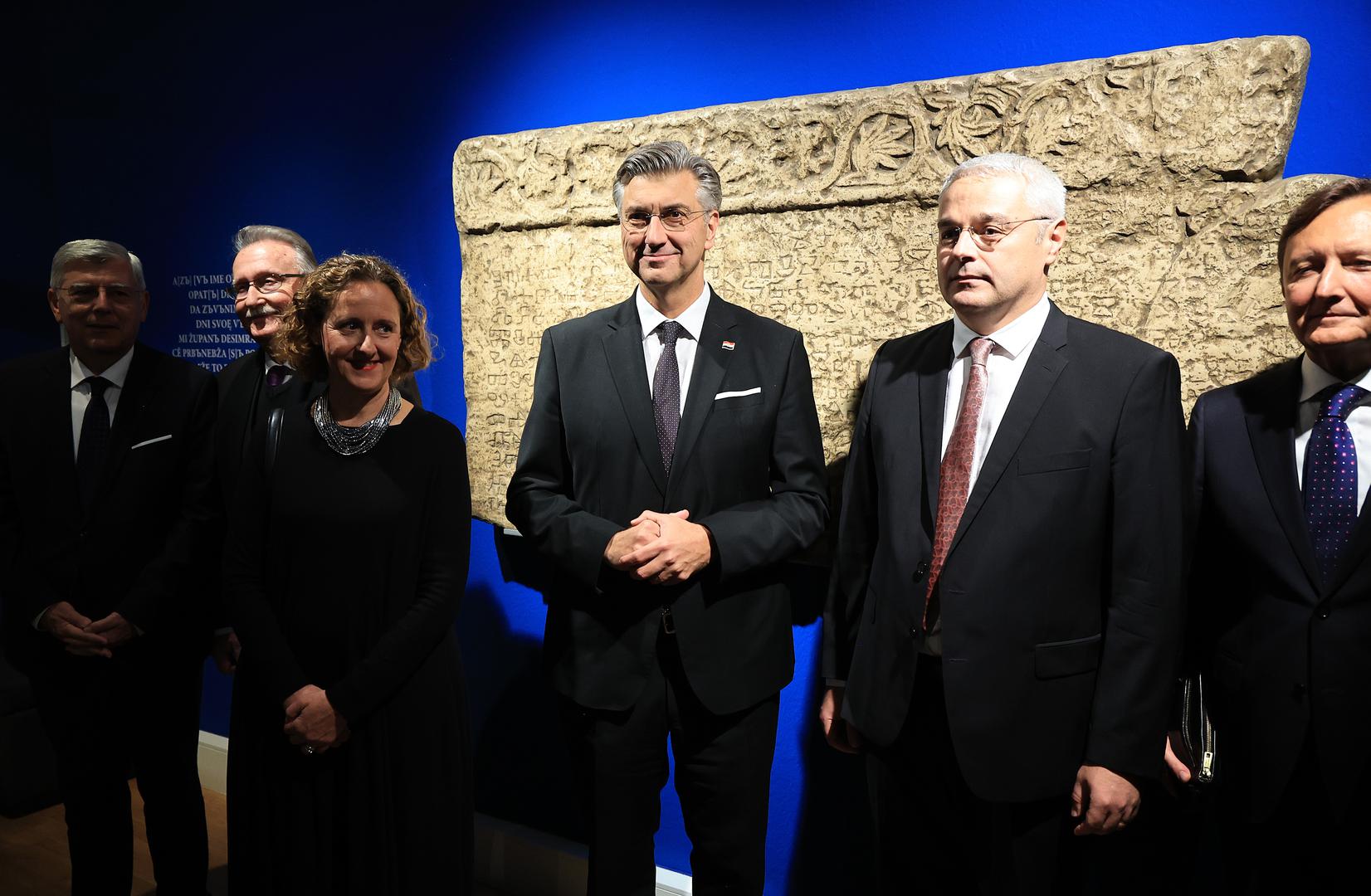 Glavni autor izložbe je Dino Milinović, koautori su Tomislav Galović i Trpimir Vedriš, a kustosica je Iva Sudec Andreis. U projektu je sudjelovalo više od 150 stručnjaka i djelatnika, a po uzoru na "Kulturno-historijsku izložbu grada Zagreba“ iz 1925., posvećenu tada tisućitoj obljetnici Kraljevstva, i ova donosi najvažnije artefakte koji svjedoče o kontinuitetu hrvatske državnosti