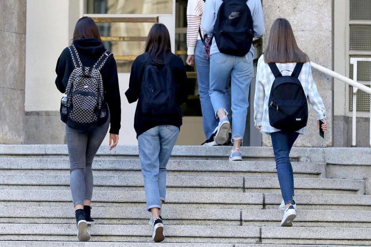 Oko 460 tisuća učenika danas se vraća u školske klupe