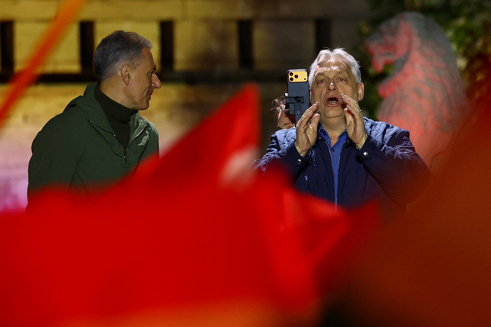 Istodobno je odbacio optužbe kritičara da vodi prorusku politiku.Podrška sadašnje Trumpove administracije pokazala je drugačije, rekao je Orban, dodajući da to dokazuje da "pripadamo Zapadu". Predsjednik Donald Trump i drugi američki konzervativni političari nedavno su mu poželjeli uspjeh na izborima. 