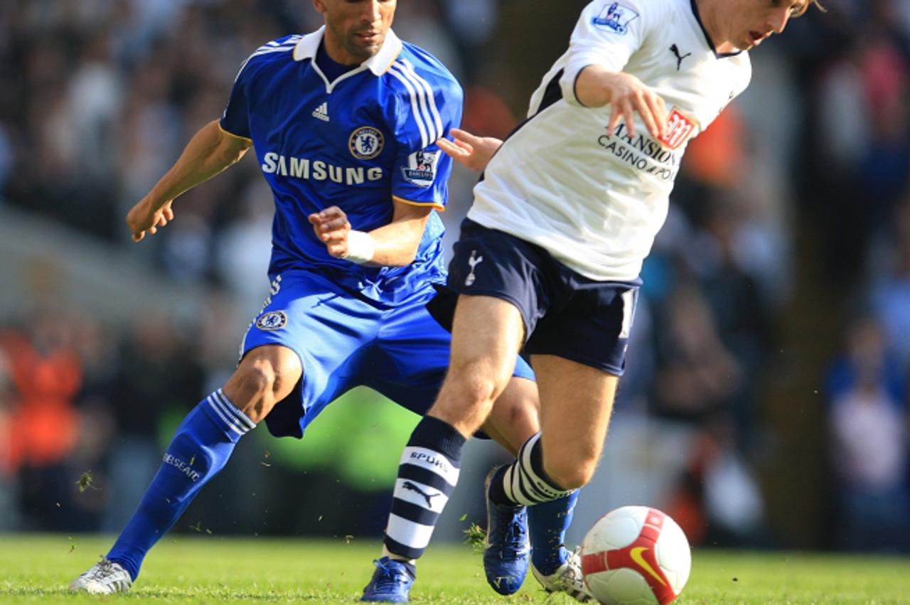 \'Soccer - Barclays Premier League - Tottenham Hotspur v Chelsea - White Hart Lane Chelsea\'s Jose Bosingwa (left) and Tottenham Hotspur\'s Luka Modric (right) in action\'