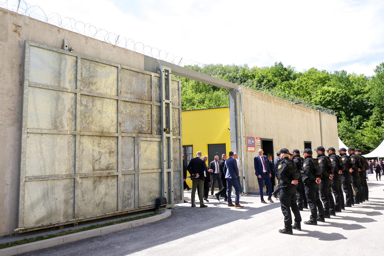 Direktor KPZ-a Sarajevo Munib Isaković danas je organizirao svečano otvorenje objekta C, smještenog u središnjem dijelu kompleksa, koji ima kapacitet za smještaj 300 zatvorenika. Ranije ove godine otvoren je i objekt B, predviđen za dodatnih 55 osoba lišenih slobode.
