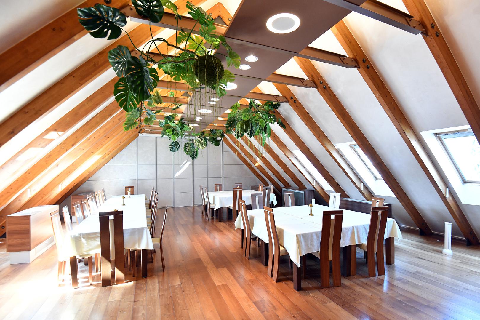 U objektu koji se proteže na tri etaže, posjetitelji mogu vidjeti zaista jedan veliki dio povijesti hrvatske nogometne reprezentacije, s uvećanim najprepoznatljivijim fotografijama slavlja i dočeka naših nogometaša