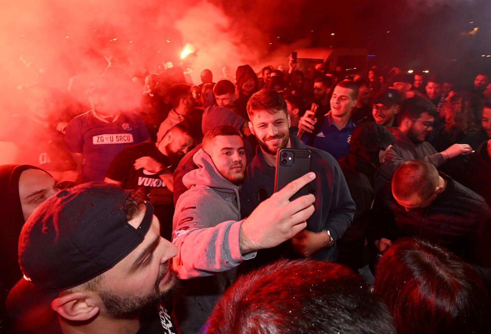 7. Nekoliko je puta viđen, čak i fotografiran, kako puši u zagrebačkim kafićima. Premda nije riječ o formalno javnom istupu, konzumacija duhanskih proizvoda od strane "Dinamove špice" izazvala je moralističku pobunu uz pozivanje na njegovu ulogu kao uzora djeci. Je li zaslužio biti prozvan ili ne u kapacitetu "uzora mladima", etičko je pitanje, no navijače kluba mogao je više brinuti utjecaj takvih navika na njegov učinak u utakmicama.