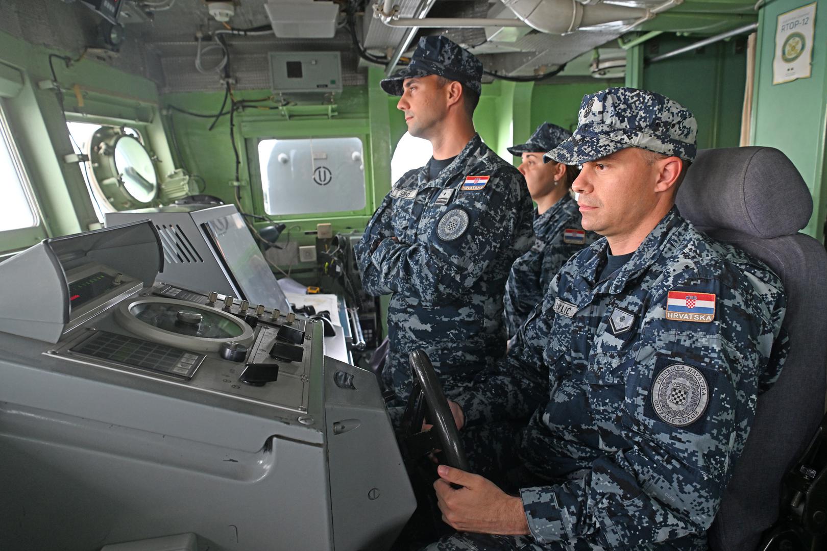 Vojna vježba "Prstac 26“ provedena je radi uvježbavanja planiranja i provedbe zadaća iz nadležnosti Obalne straže RH i zadaća u potpori provedbi borbenih djelovanja Flote Hrvatske ratne mornarice. Aktivnostima na moru uvježbavali su se postupci taktičkog manevriranja, zaštite snaga tijekom plovidbe i u područjima baziranja, traganja i spašavanja, prekrcaja i pregleda sumnjivog broda, nadzora morskog ribarstva te tegljenja onesposobljenog plovila. Provedene su i signalne vježbe na sidru i u plovidbi, dodao je MORH.

