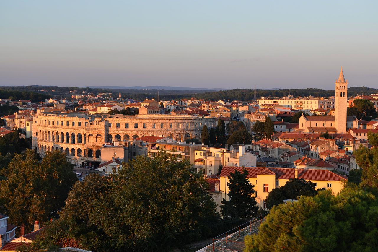 Pula: Pogled na panoramu grada u vrijeme zalaska sunca