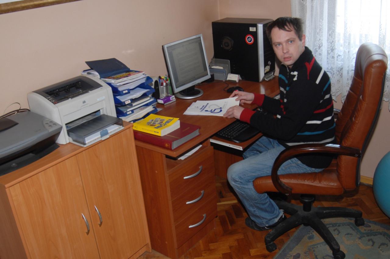 \'11.02.2011., Bjelovar - Igor Cale 29-godisnjak iz Bjelovara 100-postotni je civilni tjelesni invalid i unatoc prekvalifikacije izgubio je radno mjesto administrativnog djelatnika i ekonomista, a kak