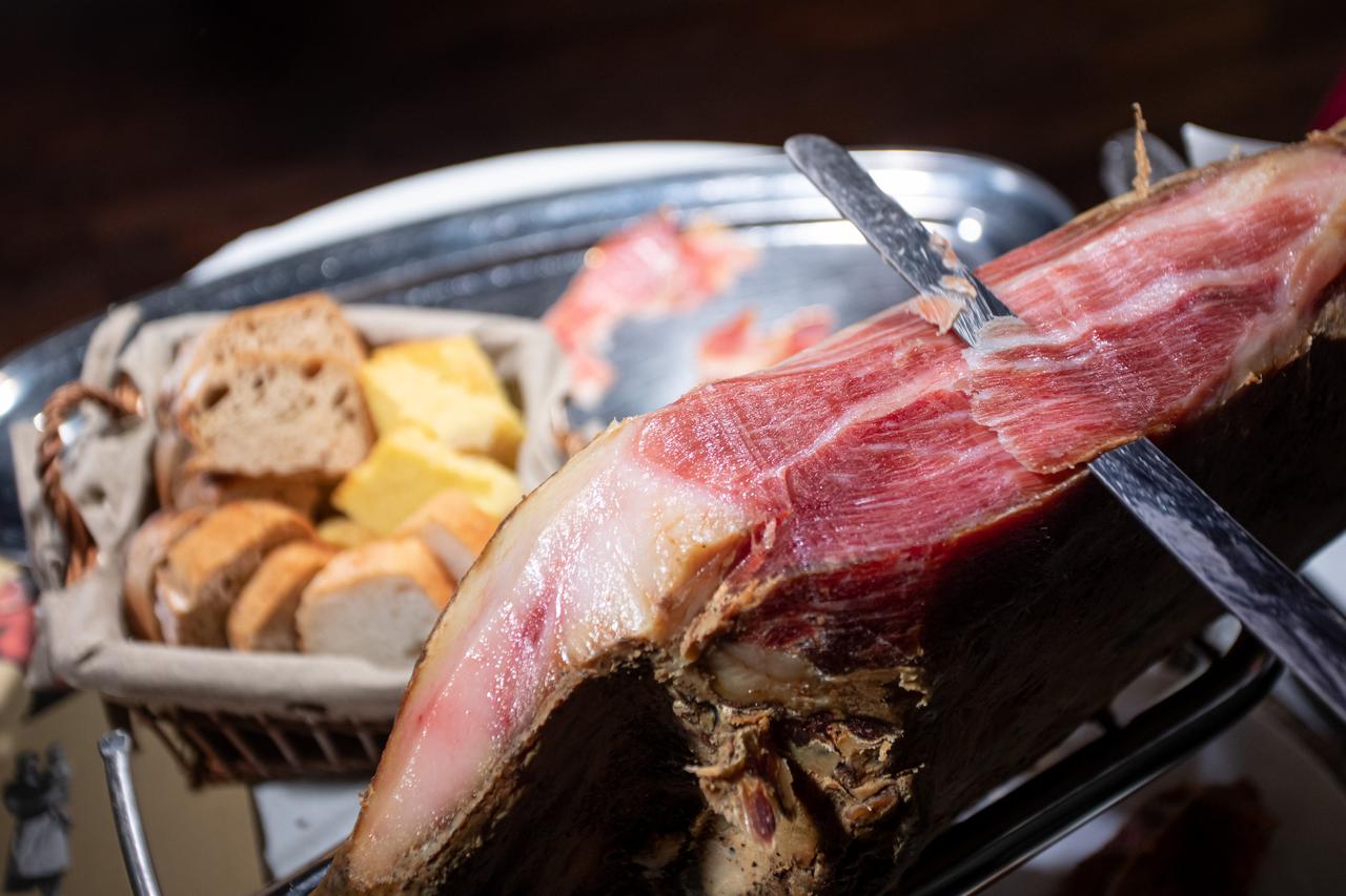 Najbolji istarski pršutari prezentirali su svoje proizvode u Jazz & Cabaret klubu Kontesa