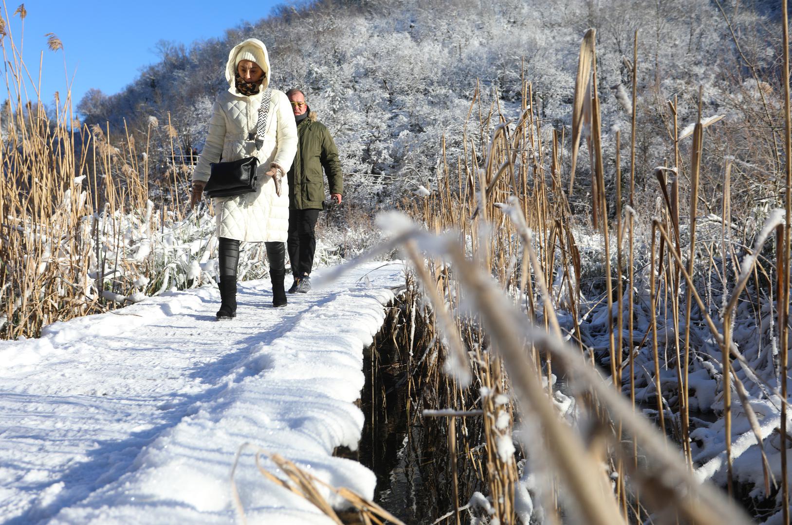 13.01.2024., Plitvicka jezera - Snijeg i debeli minusi zaledili su slapove na Plitvickim jezerima koji mame uzdahe brojnih posjetitelja. Photo: Kristina Stedul Fabac/PIXSELL