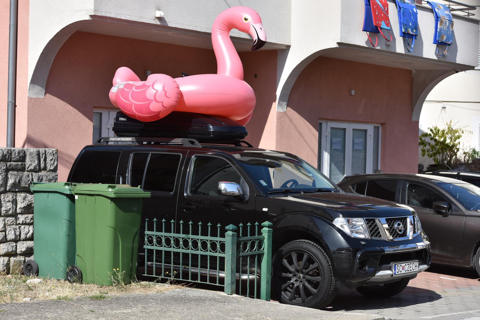 Nije ovaj luftić ni toliko mali. Ovim slovačkim turistima zauzeo je cijeli krov automobila!