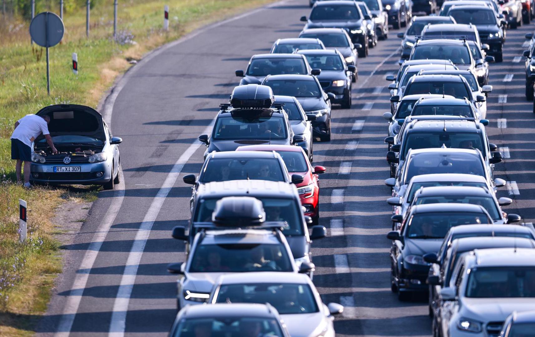 Zbog povećane gustoće prometa, tunel Sveti Rok u smjeru Dubrovnika se povremeno zatvara iz sigurnosnih razloga (kako bi se spriječilo stajanje vozila u tunelu) - kolona ispred tunela duga je oko 4 km. U smjeru Zagreba kolona pred naplatnim postajama Lučko duga je oko 1 km