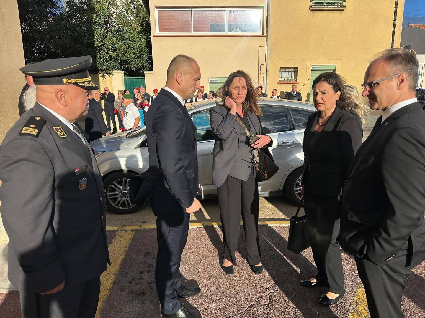 Izražavajući sućut u ime Vlade RH i Oružanih snaga RH, ministar obrane Ivan Anušić u svom oproštajnom govoru kazao kako je teško pronaći prave riječi koje će obuhvatiti puninu ugašenog života i puninu osobnosti, posebno kada je riječ o čovjeku kakav je bio pokojni general Ante Zorislav Roso.