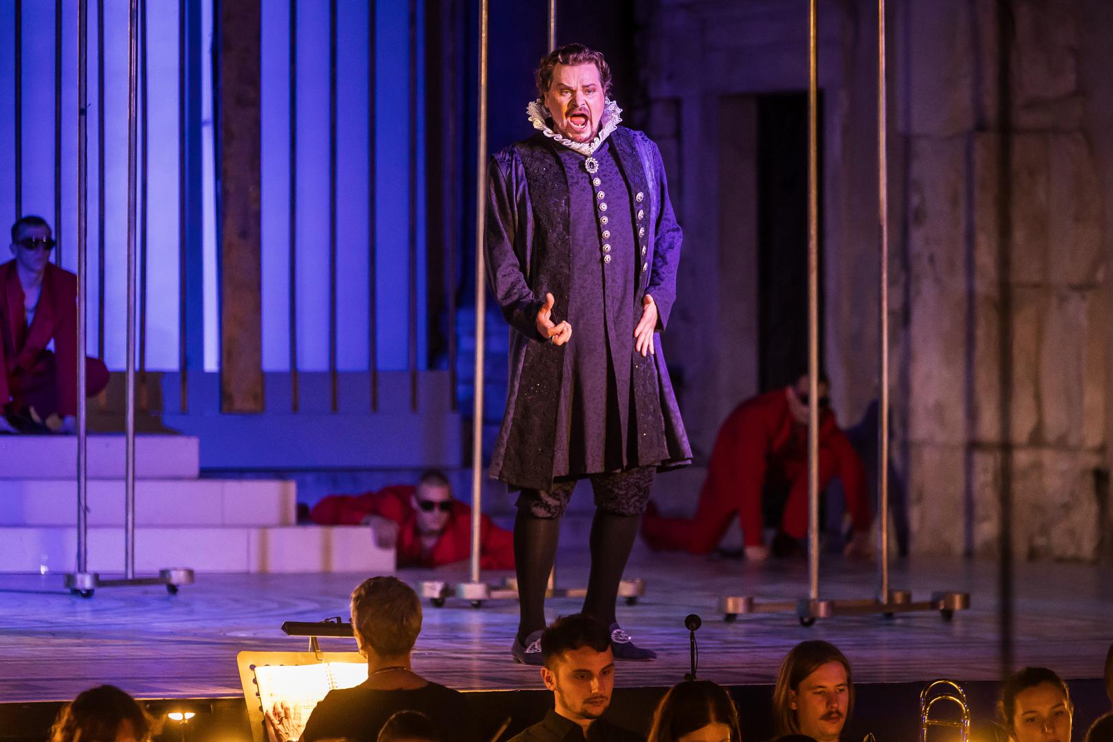 Dodao je kako opera Don Carlo govori o temama koje su i danas aktualne. "Naš Don Carlo donosi priču o moći, o dominaciji, o ukidanju prava na ljubav i osnovnih ljudskih prava u svijetu u kojem se sve teže nalazimo“, rekao je