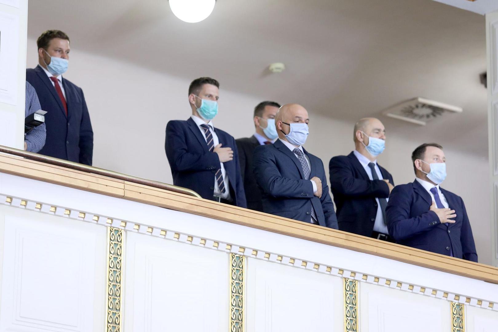 Osim što su bile obvezne, maske su u srijedu u Hrvatskom saboru, čiji se 10. saziv konstituirao, poslužile i za političku promociju i kao modni dodatak.