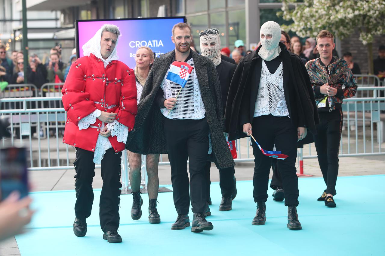 Malmo: Baby Lasagna na tirkiznom tepihu privukao poglede u outfitu s tabletićem