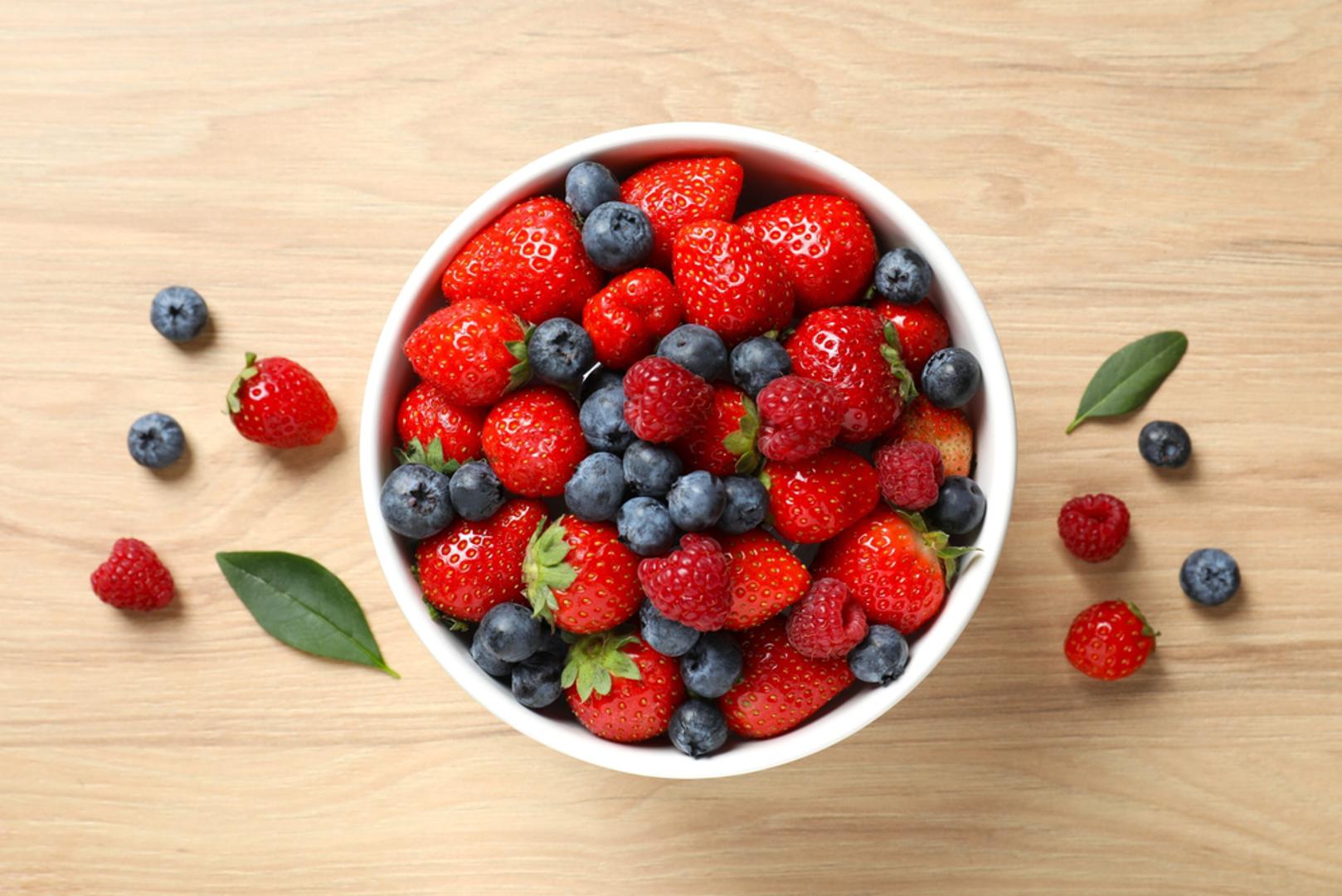 Bobičasto voće (borovnice, maline, jagode): Ovo voće bogato je antioksidansima, posebno antocijanima, koji jačaju stijenke krvnih žila i smanjuju rizik od hipertenzije. Bobičasto voće također pomaže u borbi protiv oksidativnog stresa. Osim toga, sadrži obilje vlakana i vitamina C, što dodatno podržava zdravlje srca i krvotoka.