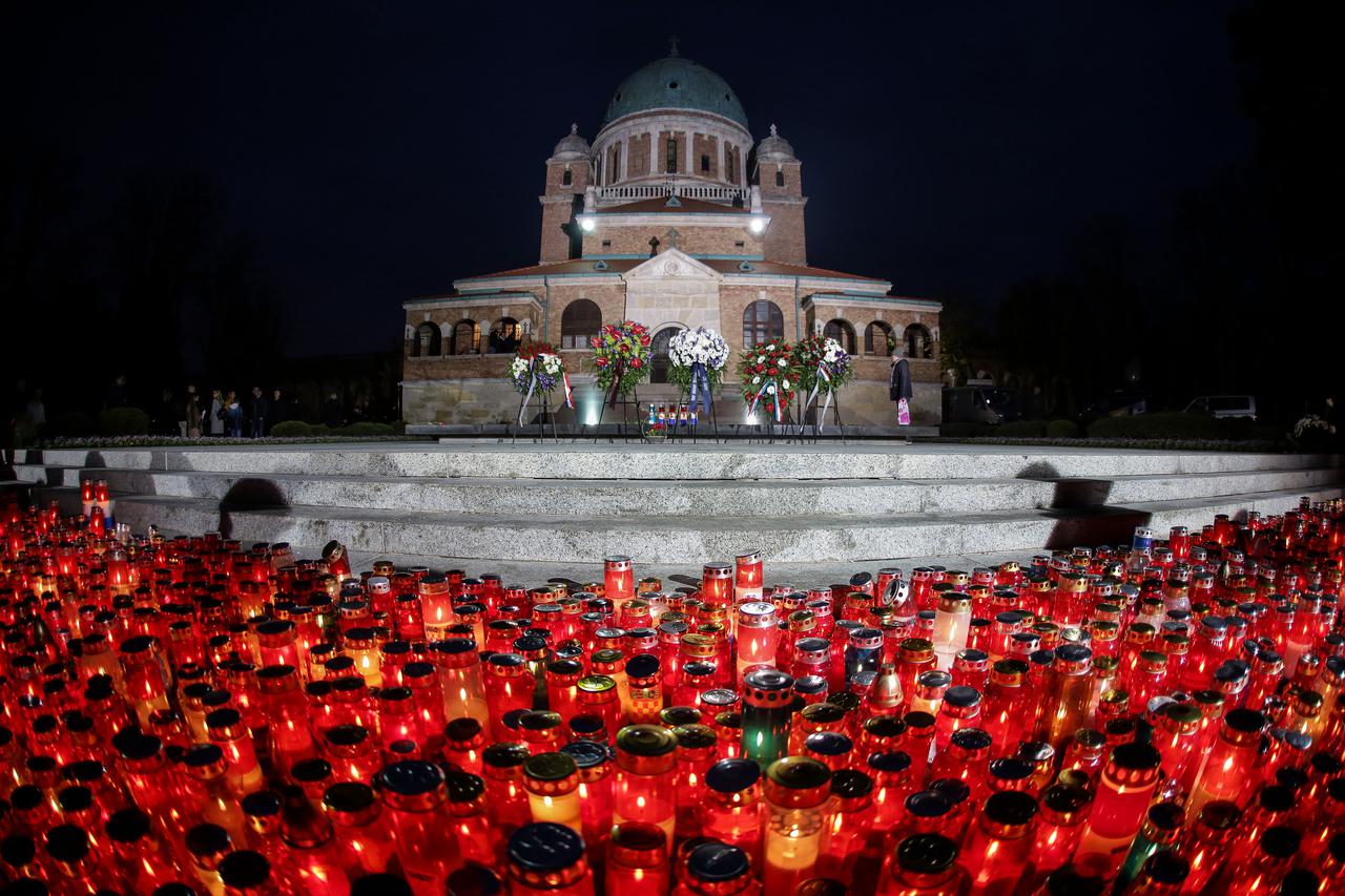 Zagreb: Goblje Mirogoj noću na dan Svih svetih