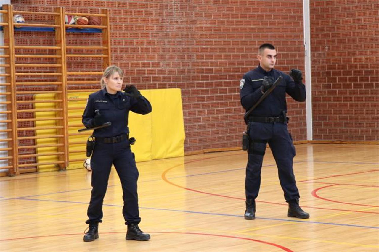 Interventna policija, baratanje Tonfama