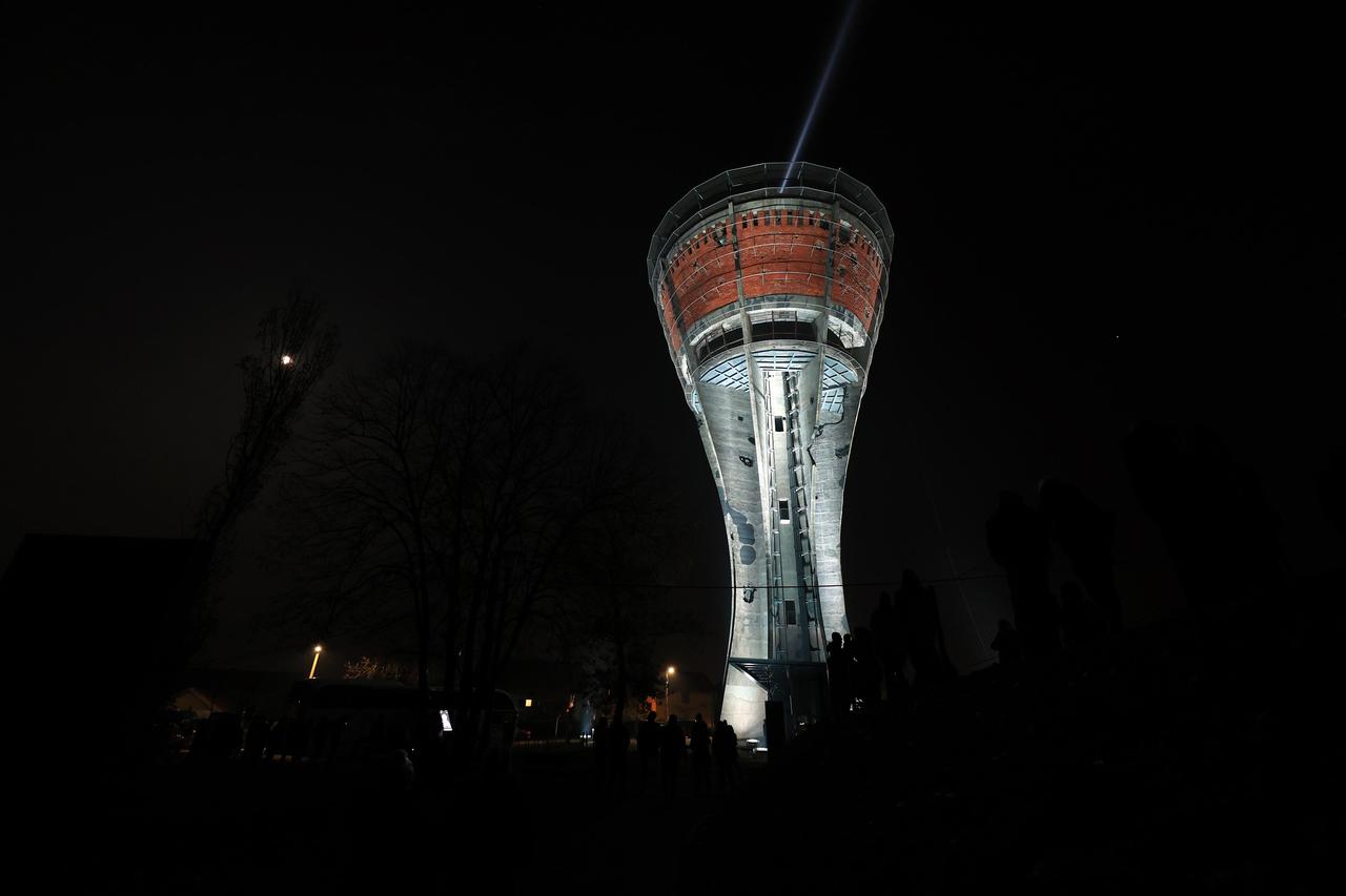 Vukovarski Vodotoranj obasjan je  ljubičastom bojom povodom Međunarodnog dana svjesnosti o prijevremenom rođenju