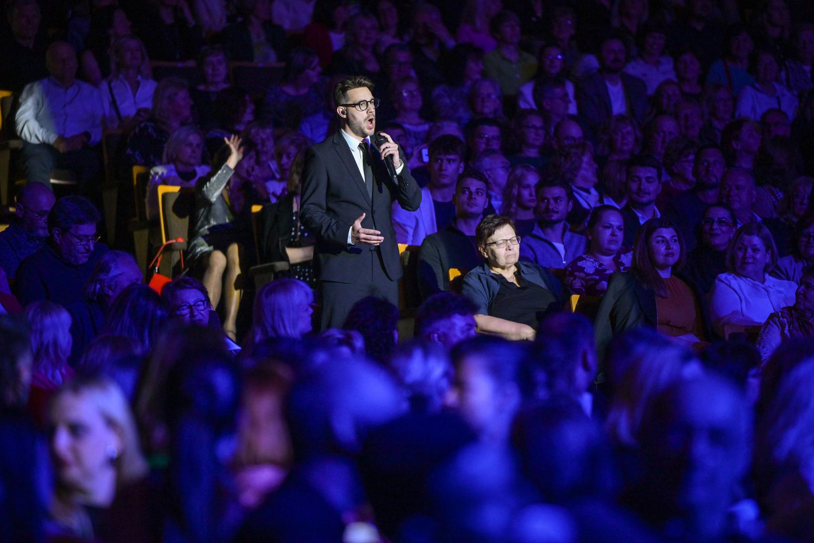 Na pozornici su se izmjenjivale arije, kancone, šansone, rock i pop klasici, ali i njihove najpoznatije izvedbe okupane sjajnom atmosferom. Bio je to idealan uvod u ciklus koncerata "10 godina s vama", koji se nastavlja večeras u Lisinskom, a potom i na različitim pozornicama diljem Hrvatske ovog ljeta.