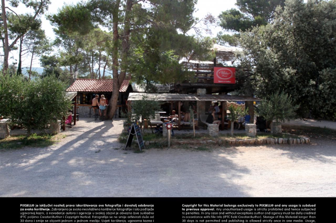 '07.08.2013., Punat - Ugostiteljski objekt Ulika, odbojkaski tereni i parkiraliste uz setnicu i plazu na izlazu iz Punta na otoku Krku.  Photo: Goran Kovacic/PIXSELL'