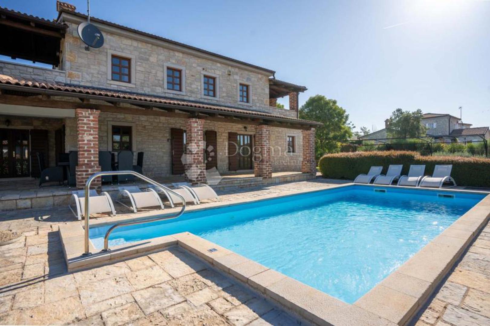 U mirnom mjestu Heraki, 15-ak kilometara od centra Poreča, prodaje se samostojeća vila Cassia, dio kompleksa od deset vila. 