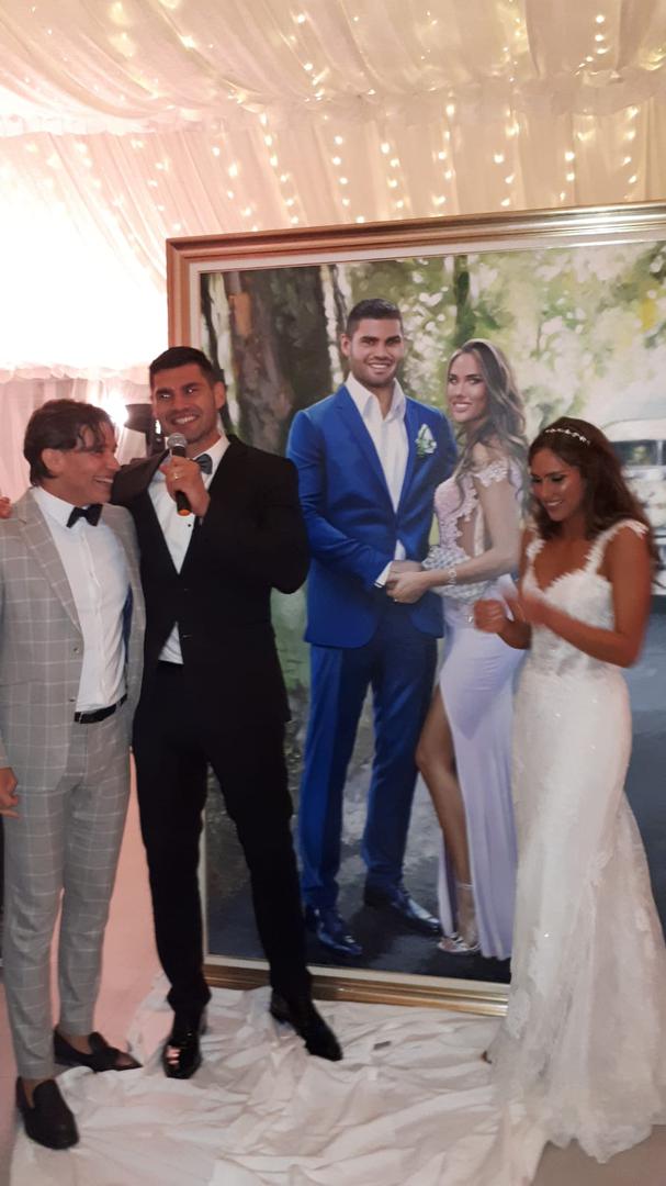 On si je dao truda pa je naručio izradu goleme slike mladenaca, čak i izvan okvira prirodne veličine, koja je oduševila Filipa i Marinelu. 