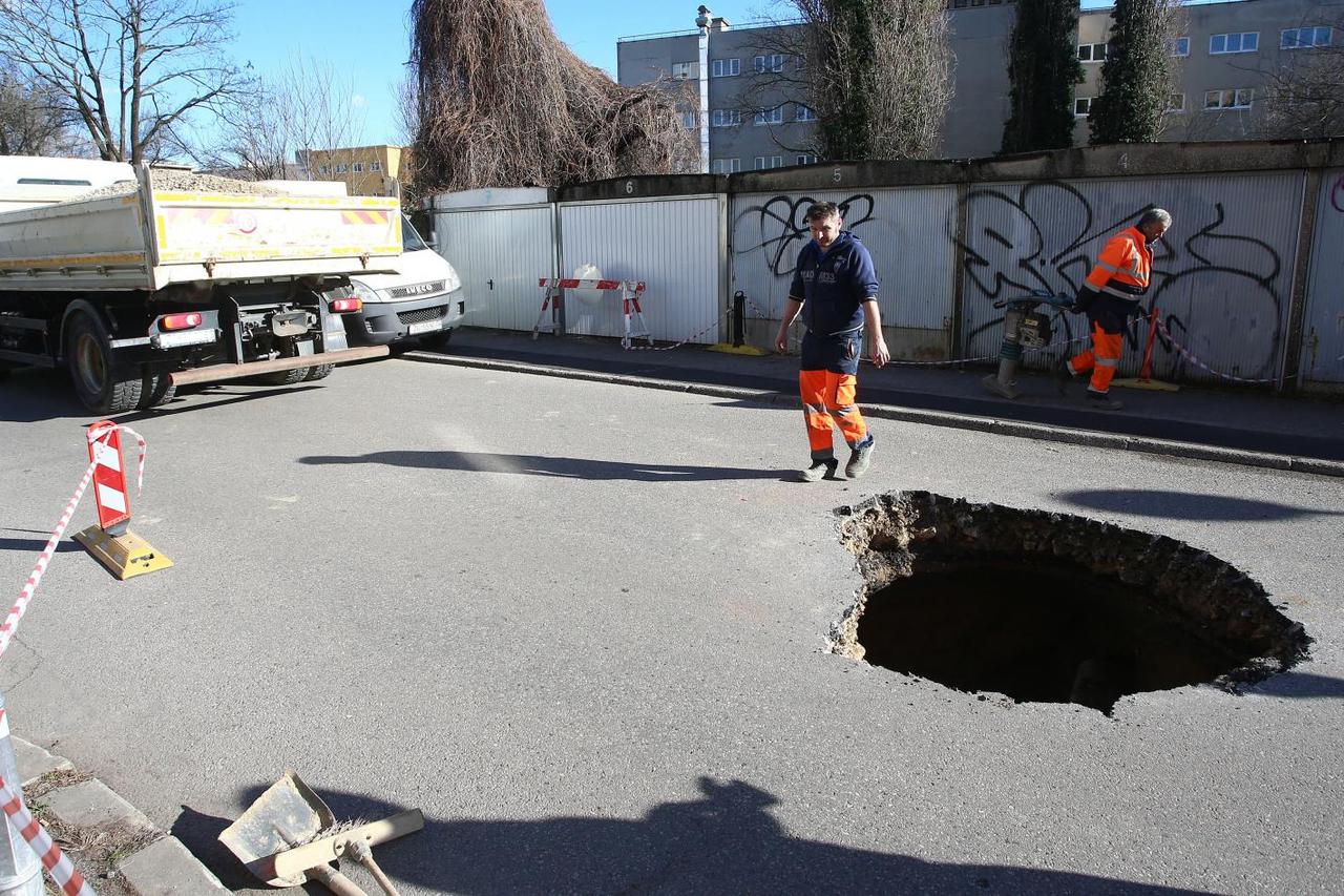 U Zagrebu se otvorila cesta: 'Sreća da nitko autom nije naletio na rupu'