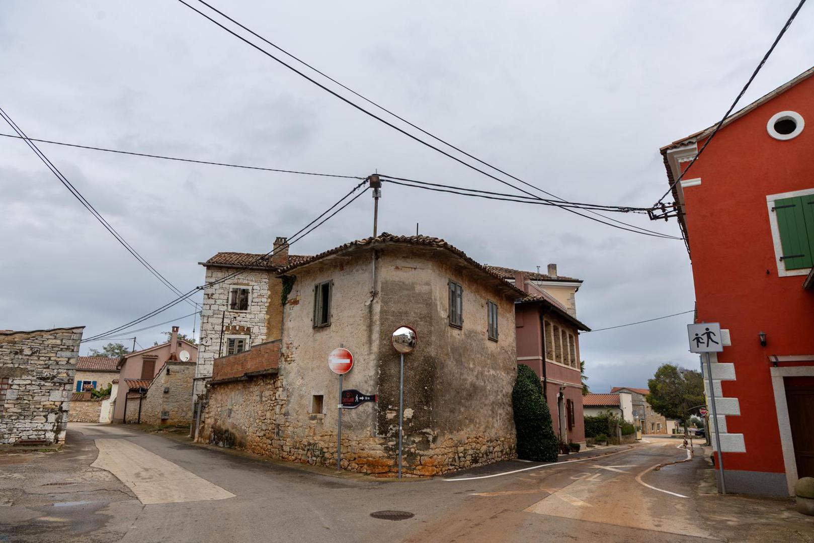 Ključnu ulogu u tome imaju lokalni OPG-ovi čiji su vrhunski proizvodi, od maslinovog ulja i vina do suhomesnatih delicija, postali temelj prepoznatljivosti, a projekt "Butiga" omogućio je posjetiteljima da na jednom mjestu kušaju i kupe najbolje od onoga što ovaj kraj nudi.