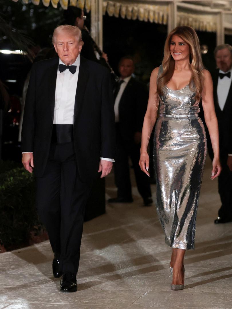 Za doček 2026. godine Trump je odabrao klasični i elegantni smoking, a njegova supruga Melania je zablistala u upečatljivoj srebrnoj haljini.