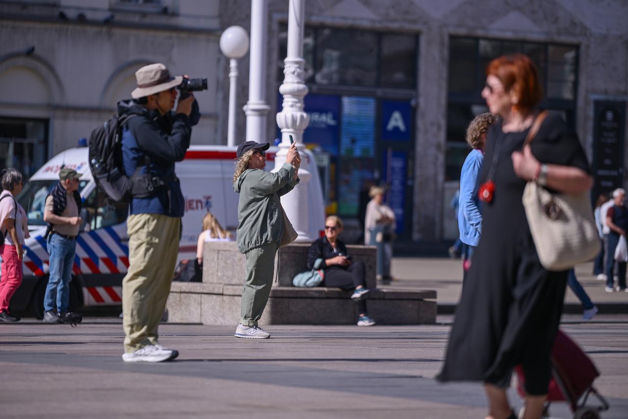 Zagreb: Kockice na haljini djevojke koja je pozirala plijenile su pozornost turista na Trgu bana Jelačića