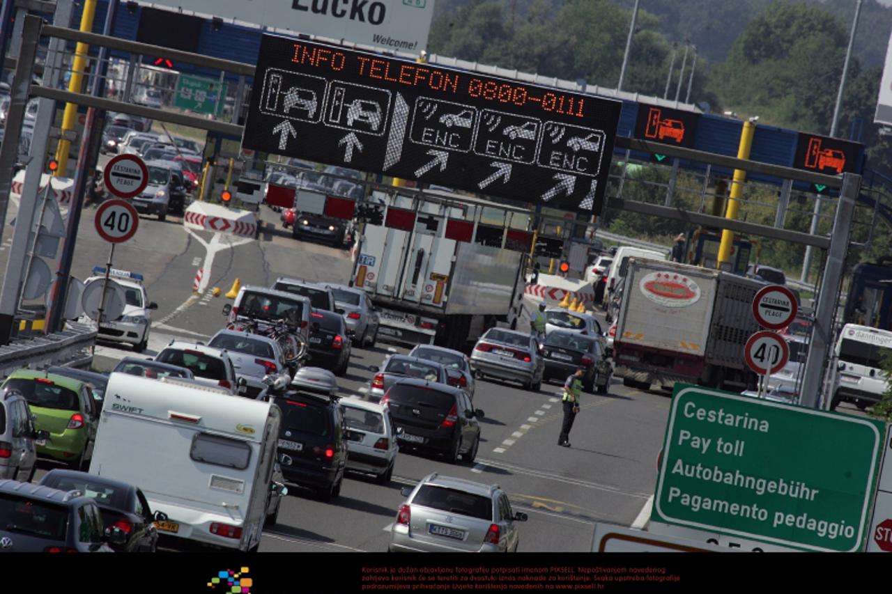 '28.07.2012., Zagreb - Kilometarske guzve u oba smjera na naplatnoj postaju Lucko. Photo: Grgur Zucko/PIXSELL'