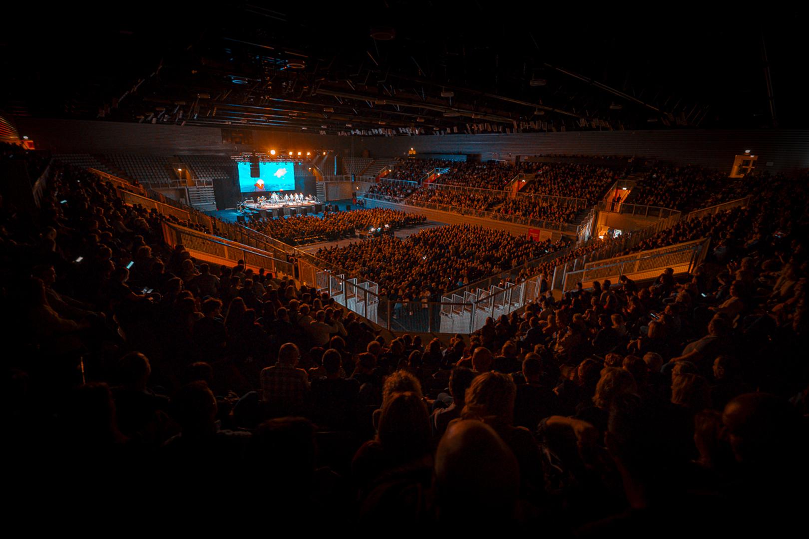 Koncert u Varaždinu još je jednom potvrdio da pjesme Tomislava Bralića i klape Intrade nadilaze vrijeme i prostor – noseći sa sobom toplinu, emociju i onu prepoznatljivu dalmatinsku notu koja publiku uvijek iznova vraća njihovim koncertima.