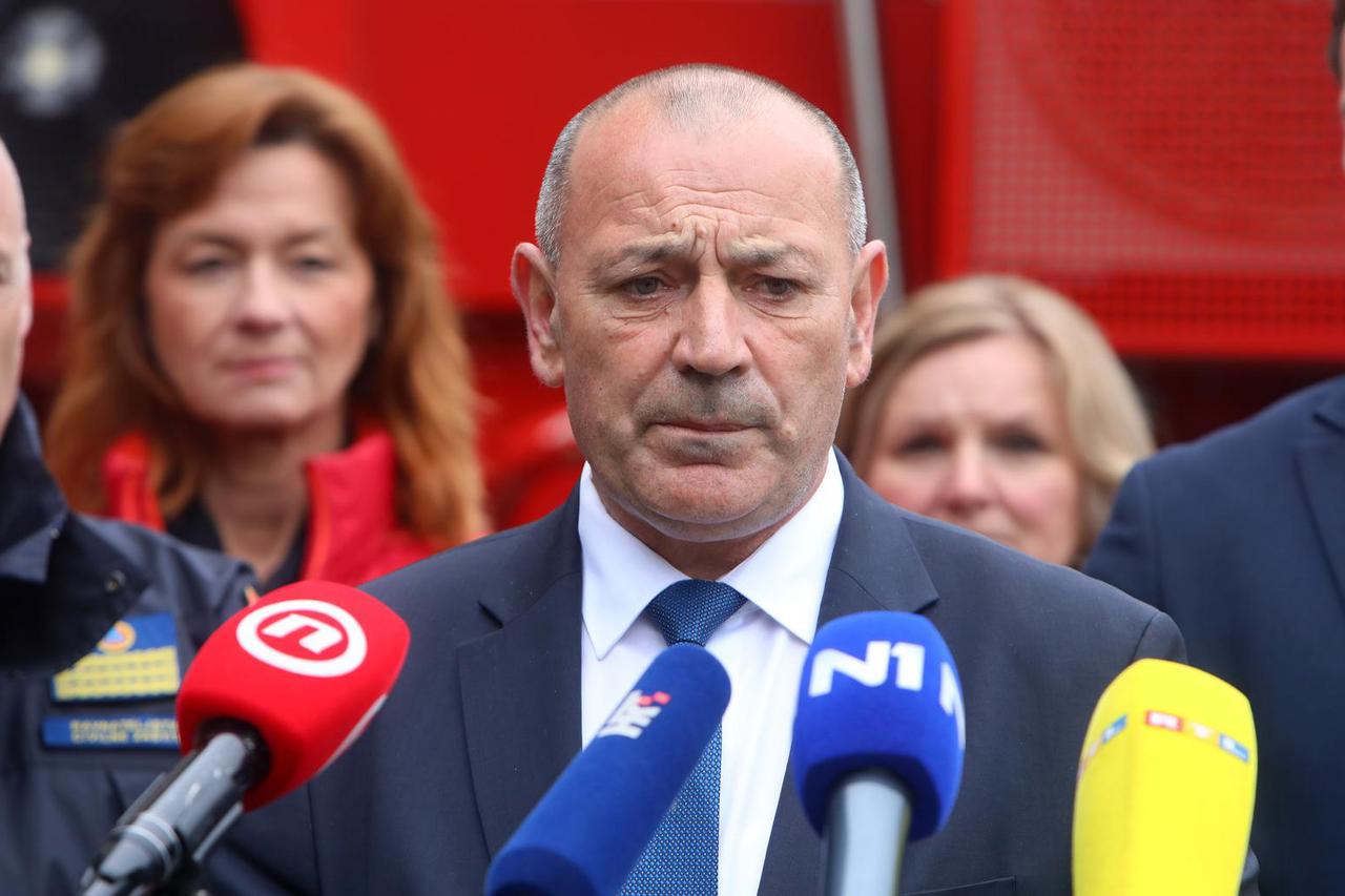 Rakovica: Banožić i Medved posjetili članove HGSS-a koji su ih počastili grahom