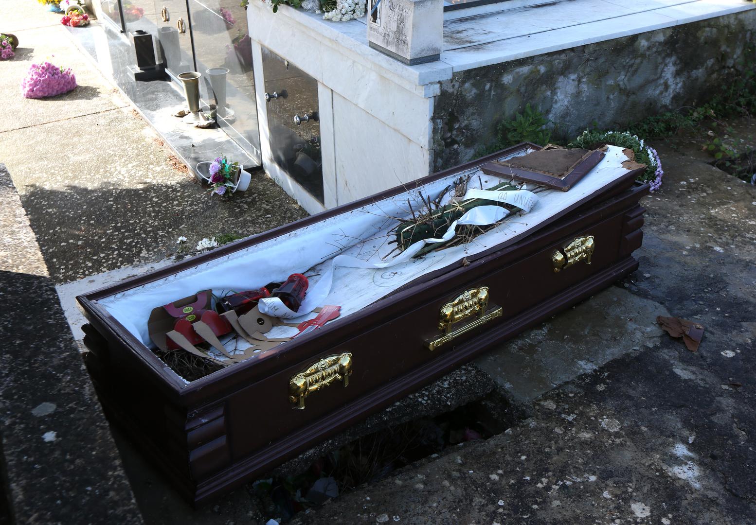  Samo želimo da lijes ode s groblja. Nema veze ima li koga unutra ili nema. Sramotno je to gledati – govore Zablaćani