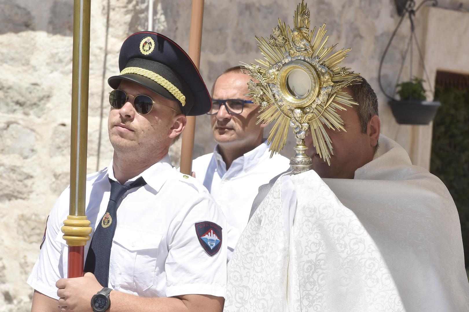 Katolici u danas slave Tijelovo, blagdan Presvetoga Tijela i Krvi Kristove kojim se obilježava ustanovljenje euharistije na Veliki četvrtak. Svetkovina se slavi devetog četvrtka nakon Uskrsa, a u Hrvatskoj je državni blagdan i neradni dan.

