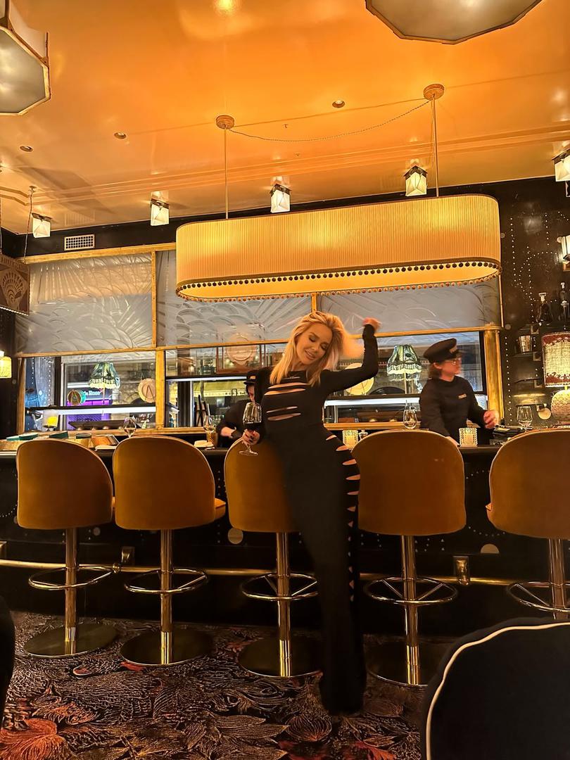 Uz jednostavan opis "Paris lately ....", pjevačica je pustila da idilične fotografije govore same za sebe. Na objavljenim slikama Maja i Šime poziraju nasmijani i zagrljeni ispred prepoznatljivih vizura dvorca Versailles i njegovih veličanstvenih vrtova.