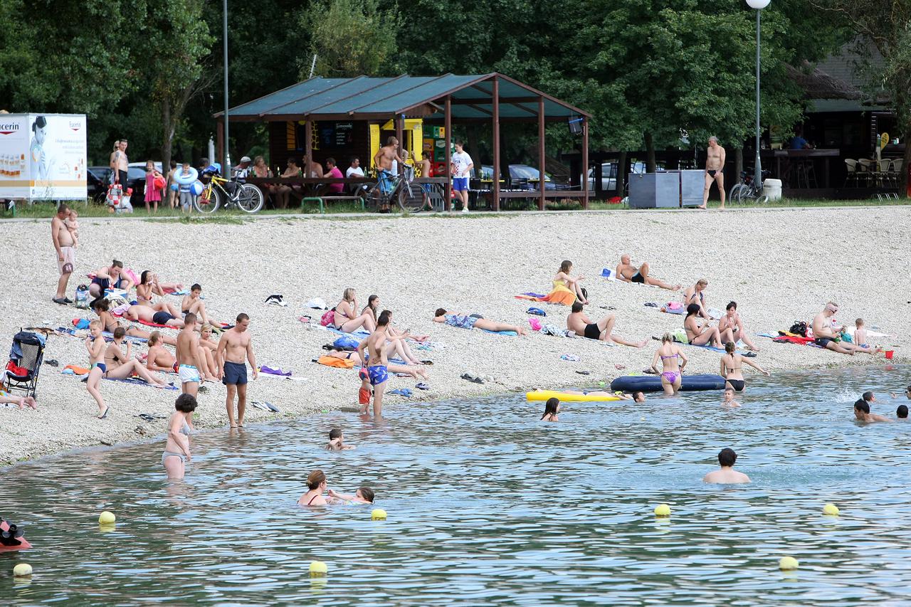 Gradjani se za ljetne vruce dane kupaju na gradskim kupalistima.
