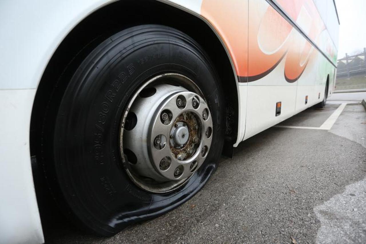 Karlovac: Probušio gume na tridesetak automobila