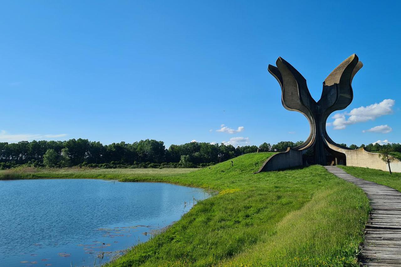 Kameni cvijet, spomenik svih žrtvama koje su stradale u logoru Jasenovac